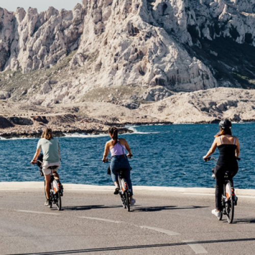 Cyclistes sur la route des Goudes