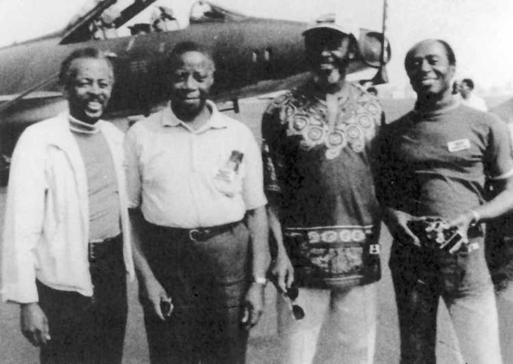 Le lieutenant O'Neil à droite de la photo pose avec d'autres Tuskegee airmen en 1975