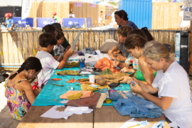 Séance de couture participative au Club 2024 animée par le collectif Bouillons