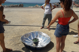 Teinture végétale des tissus grâce à un four solaire
