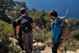 Les étudiants arrivent sur le site d'arrachage équipés de leur matériel
