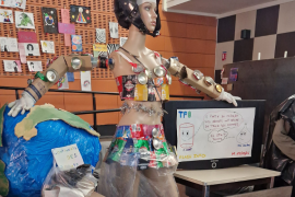 Création plastique autour de l'avenir de la planète réalisés à partir de déchets ramassés en ville