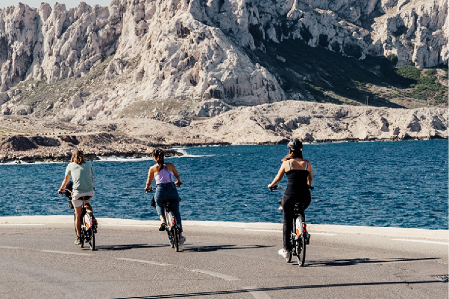 Cyclistes sur la route des Goudes