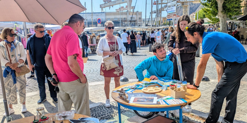 La calanque mobile au marché dominical de la Ciotat